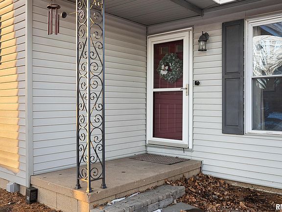 3rd image of 631 W Laclaire Ln