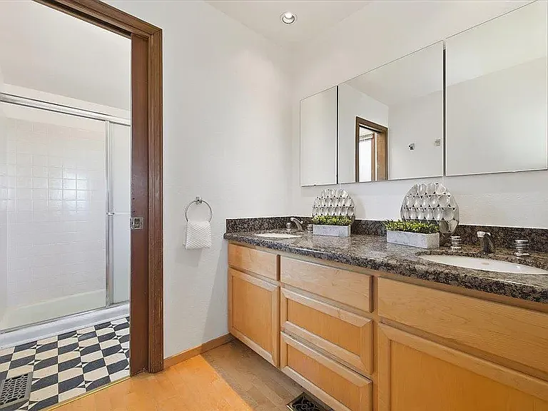 3 bed, 2497 sqft, $8,000 — Photo 2