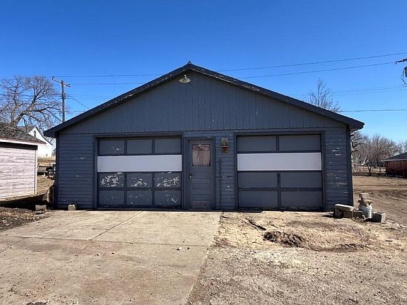 3rd image of 710 3rd Ave E