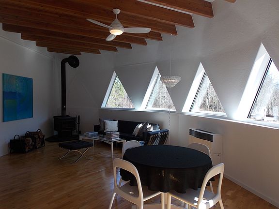 Living/dining area