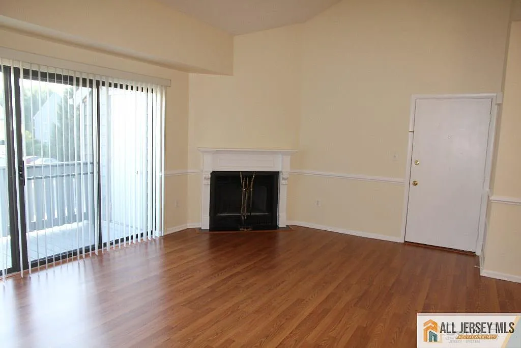 3 bed, 2.0 bath, 1136 sqft, $2,950 — Photo 2