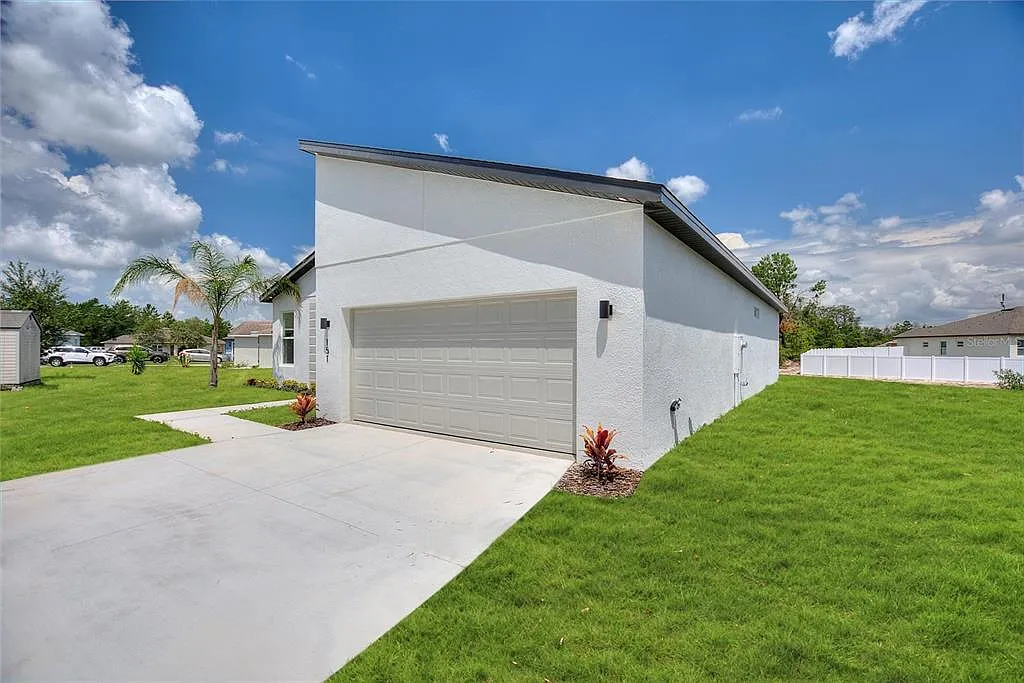 4 bed, 2.0 bath, 1670 sqft, $2,095 — Photo 2