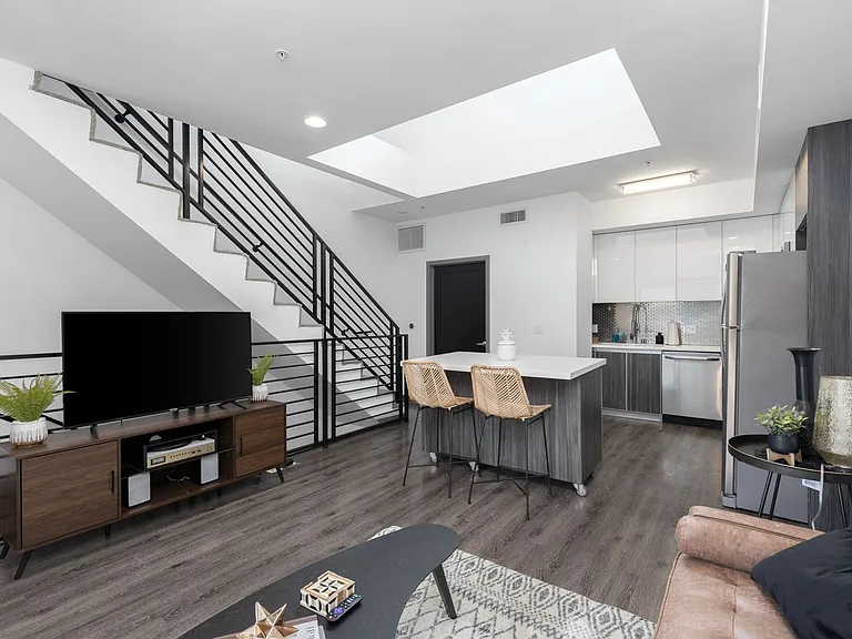 545 N Kenmore Ave — Photo 10