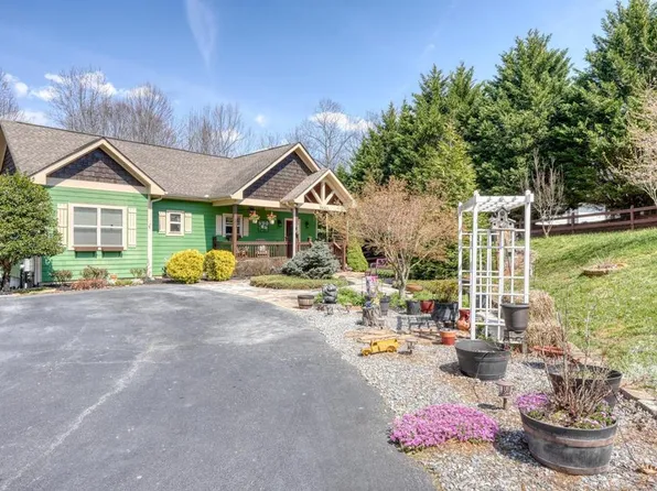 2561 Dune Rd, Hiawassee, GA 30546