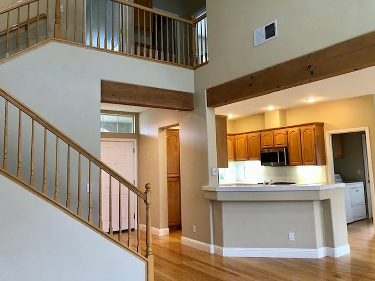 340 Caples Dr — Photo 5