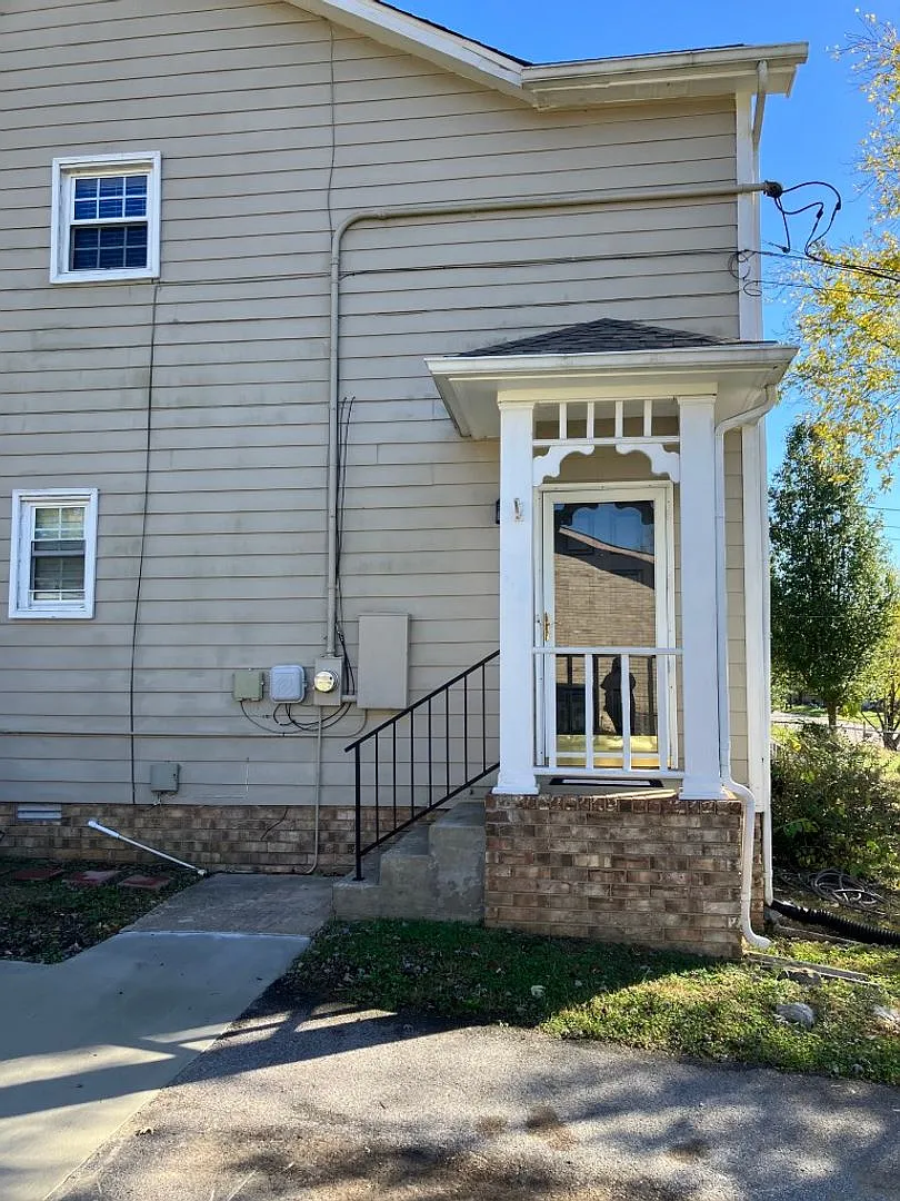 $500 off this desirable Townhome. Move in by 08/15/2026 — Photo 2