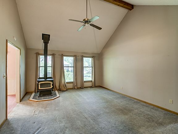 4th image of 613 NE Country Club Dr