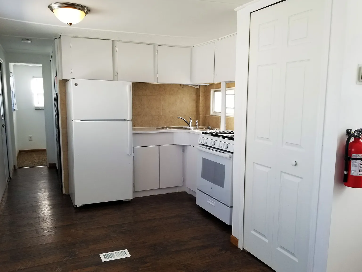 1 bed, 400 sqft, $887 — Photo 3