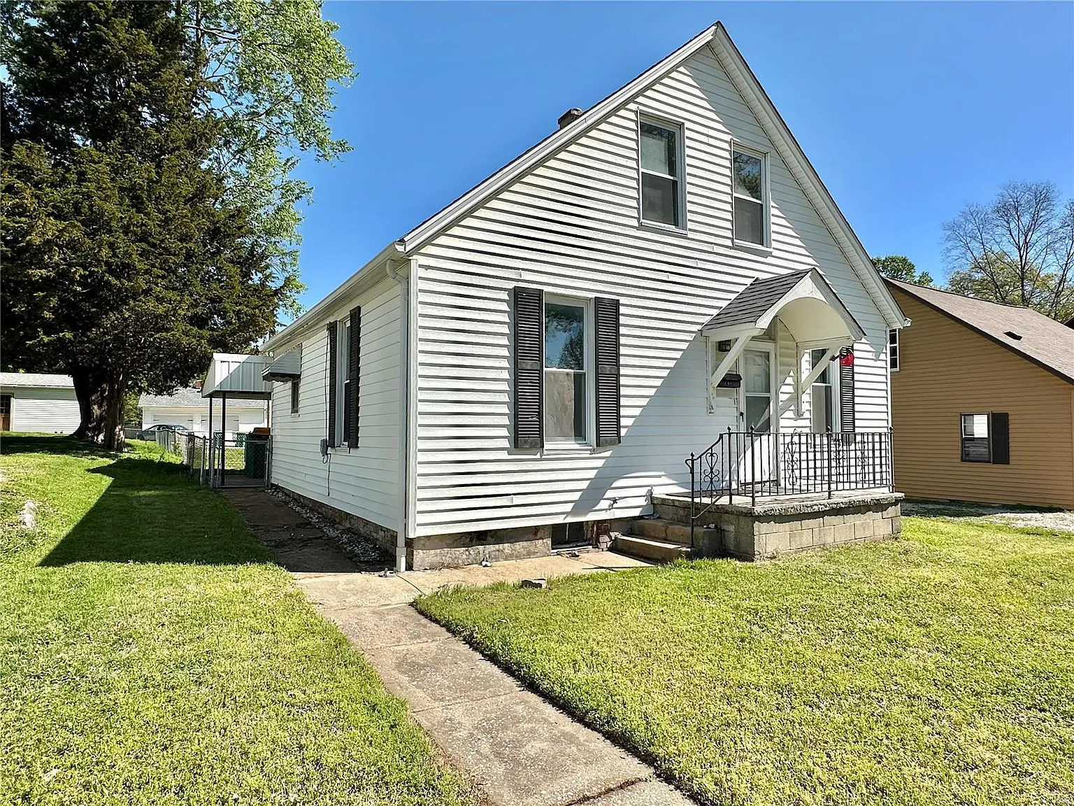 108 E Madison St photo 1