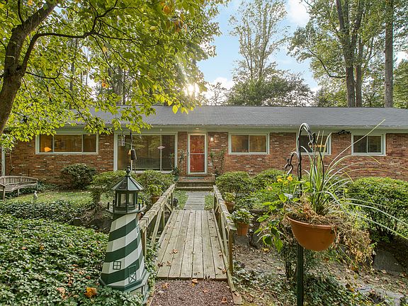 3rd image of 3724 Woodland Cir