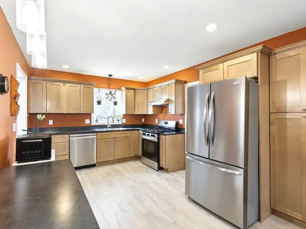 1014 Hampden St, Holyoke, MA 01040