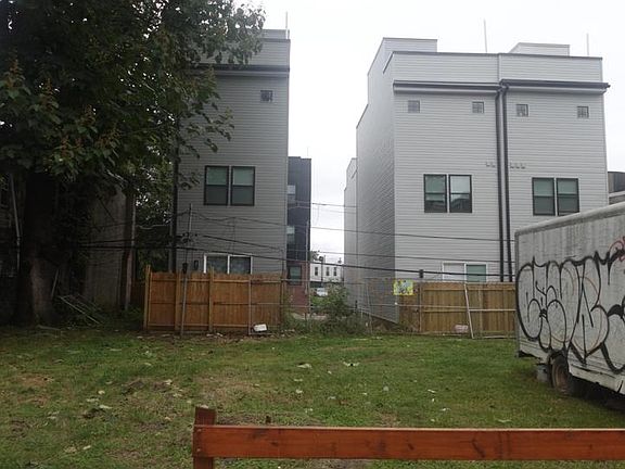 5th image of 1019 W Monmouth St