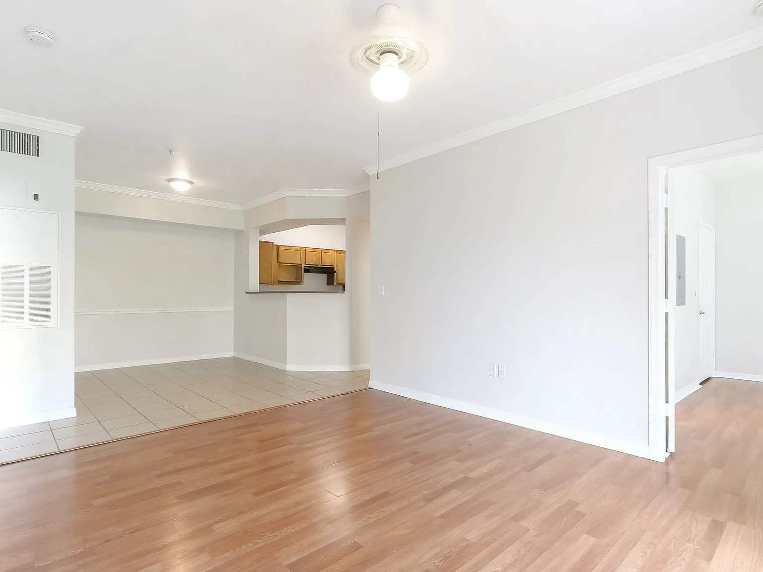 Bright and spacious 2/2 with washer, dryer and balcony — Photo 2