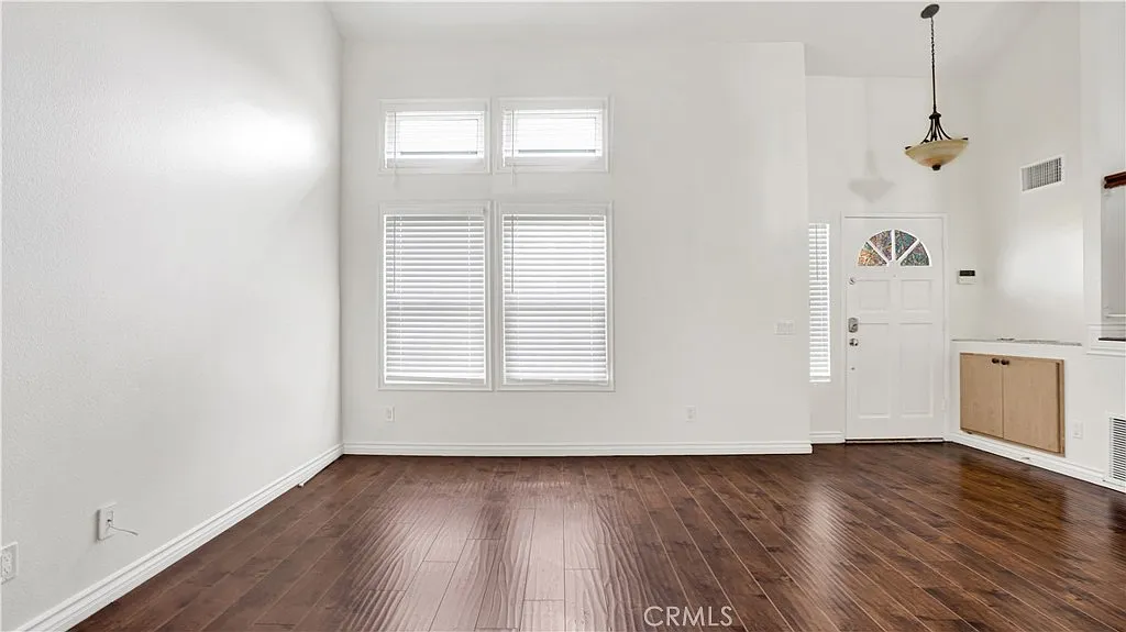 3 bed, 2.5 bath, 1731 sqft, $4,200 — Photo 4
