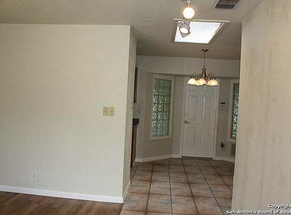 4th image of 425 Lori Lynn Dr