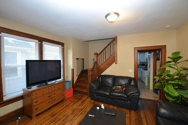 452 Clinton St — Photo 2