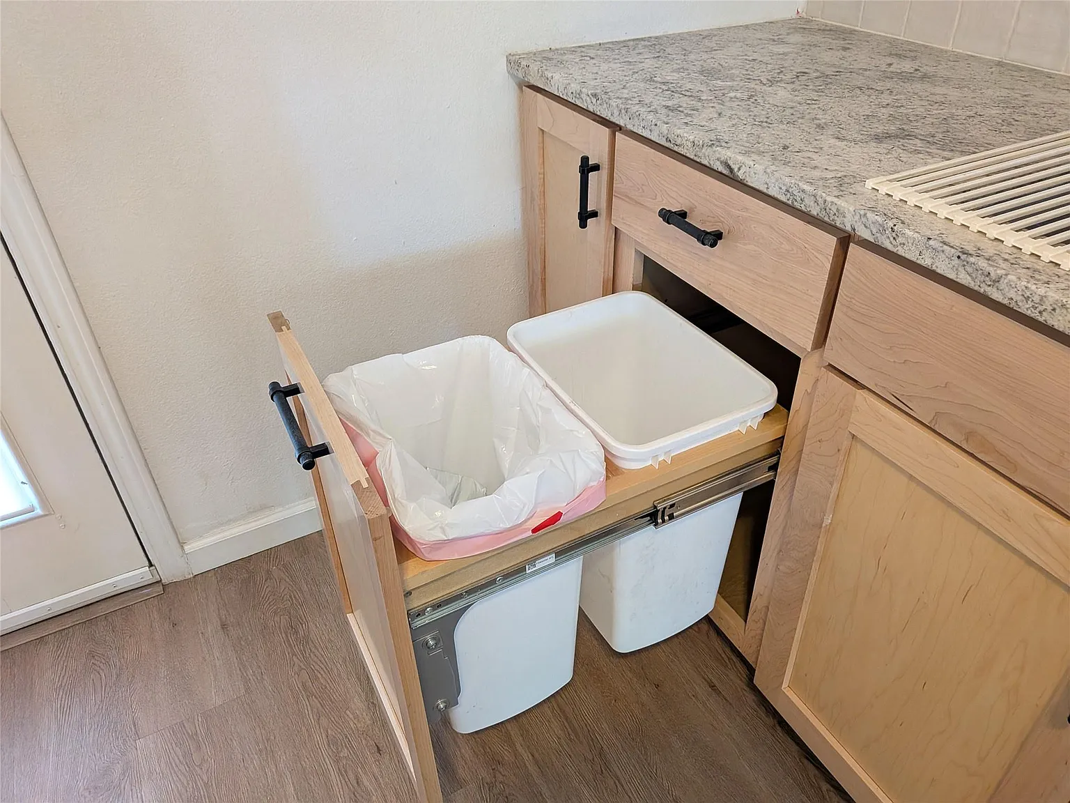 3 bed, 1.0 bath, 888 sqft, $2,250 — Photo 4