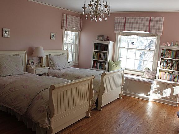 Bedroom w/ window seat