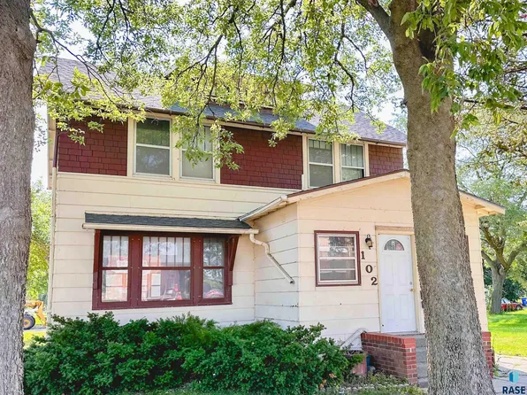 102 S Washington Ave, Madison, SD 57042