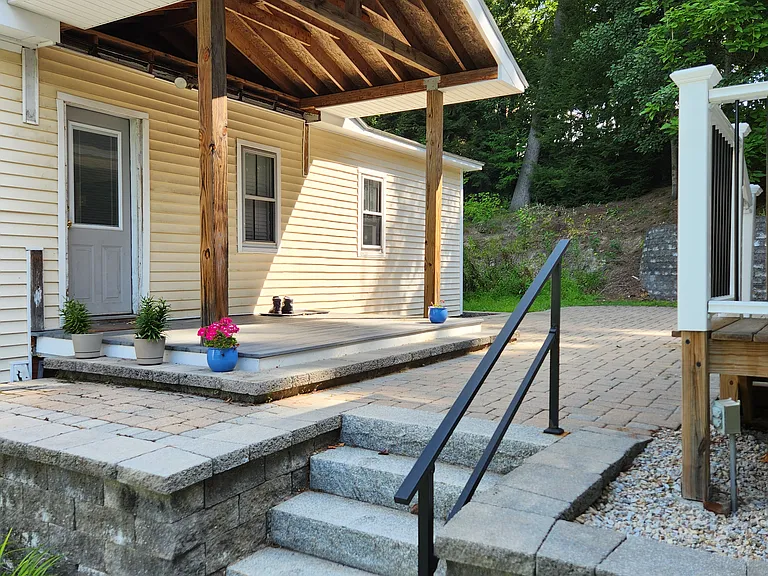 625 Douglas St — Photo 3
