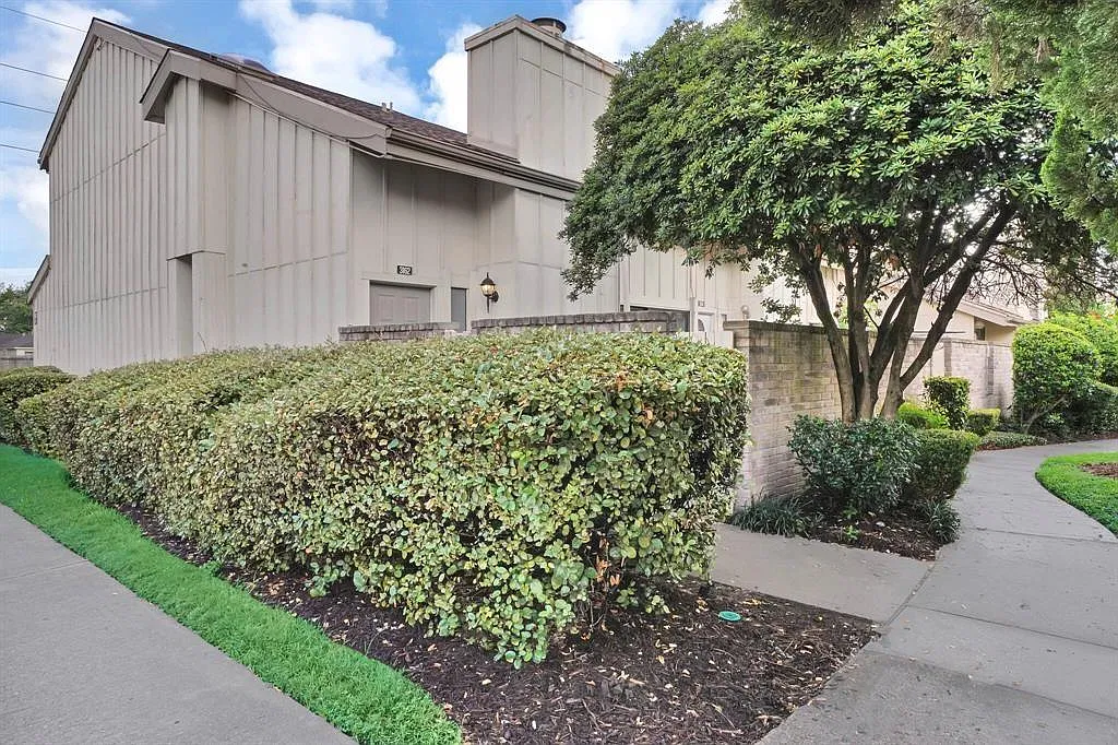 2 bed, 1.5 bath, 1216 sqft, $1,595 — Photo 1