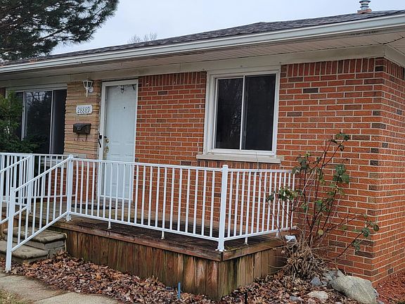 2nd image of 28889 Pinehurst St