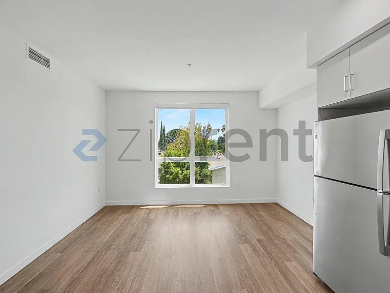 18900 Parthenia St #310 — Photo 16