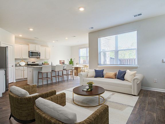 3rd image of 827 Kirby Ct