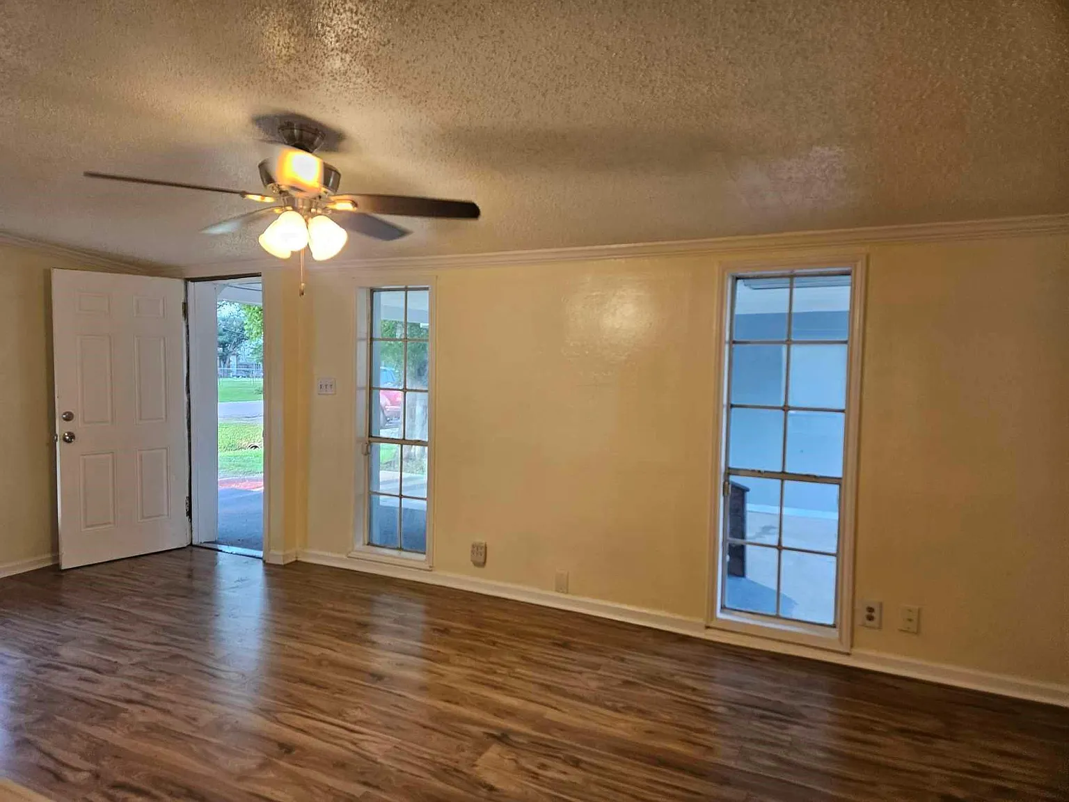 3 bed, 1.0 bath, 1272 sqft, $1,650 — Photo 3