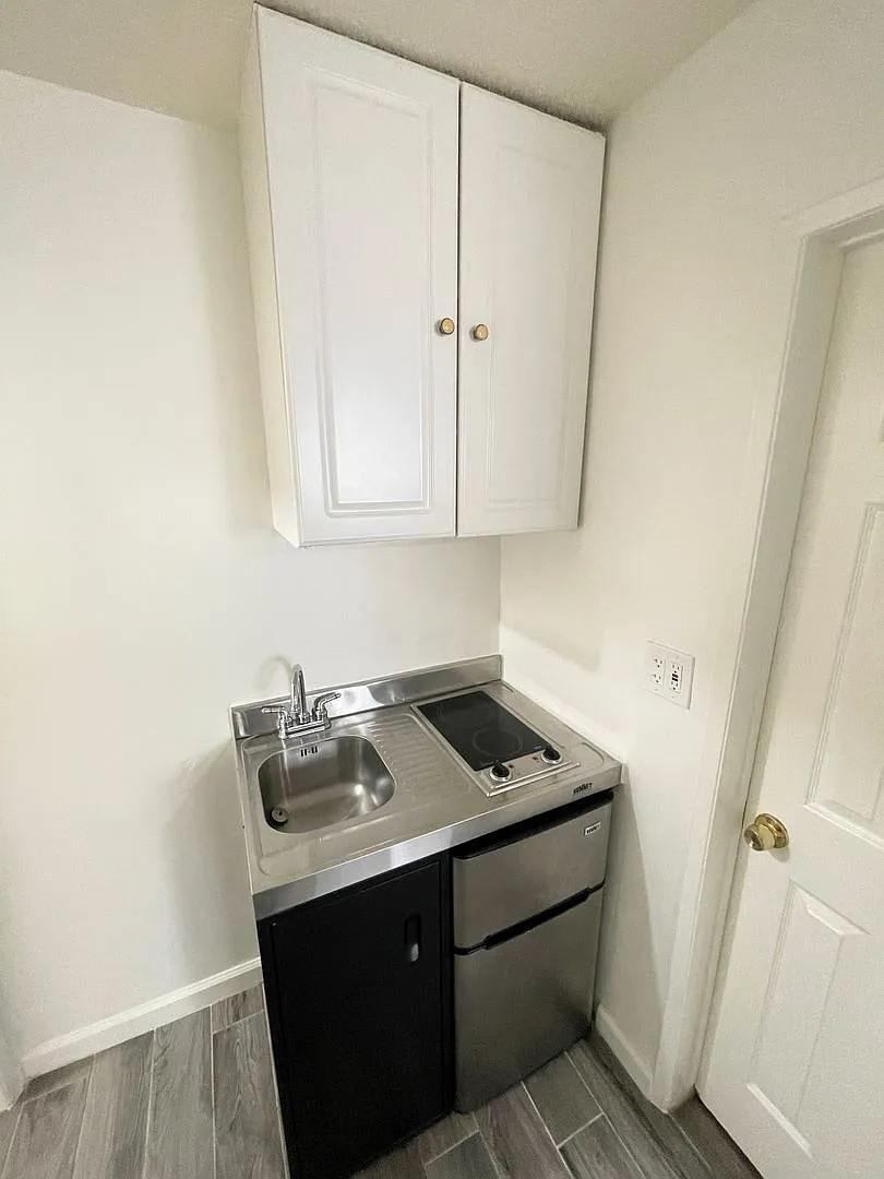 ALL Utilities included! Nicely updated studio with small kitchen, AC and Heater! — Photo 3