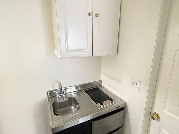 3rd image of 14816 Gilmore St #1B