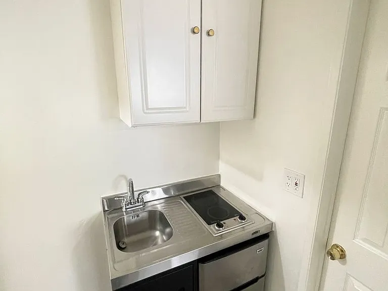 14816 Gilmore St #1B — Photo 3