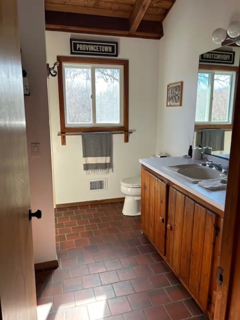 upstairs full bathroom