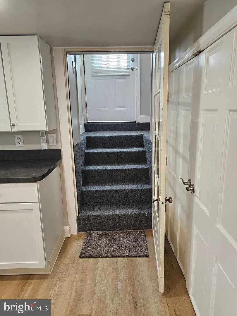 3 bed, 1.0 bath, 2552 sqft, $2,250 — Photo 2