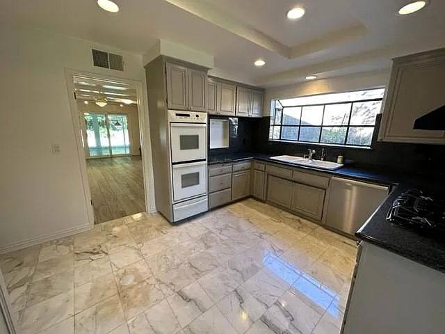 4 bed, 2521 sqft, $5,295 — Photo 4