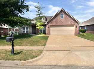1950 W Woodbury St, Broken Arrow, OK 74012