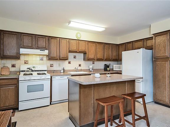 5th image of 54 Milford Ln APT 2Q