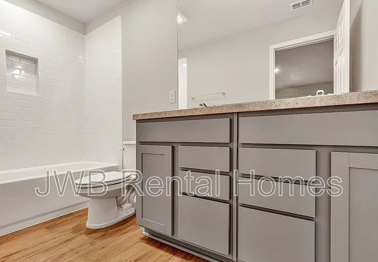 555 55th St E — Photo 8