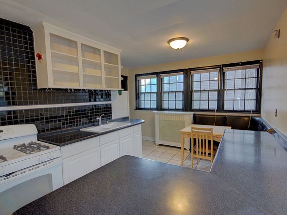 3rd image of 624 Scott St APT 2