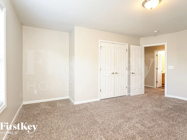 221 Bridgewater Dr — Photo 13