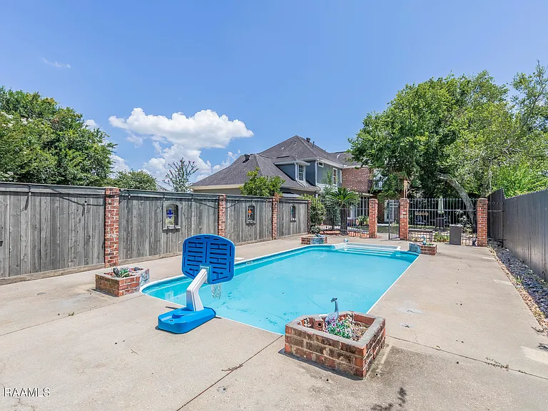 300 Oak Hollow Dr — Photo 51