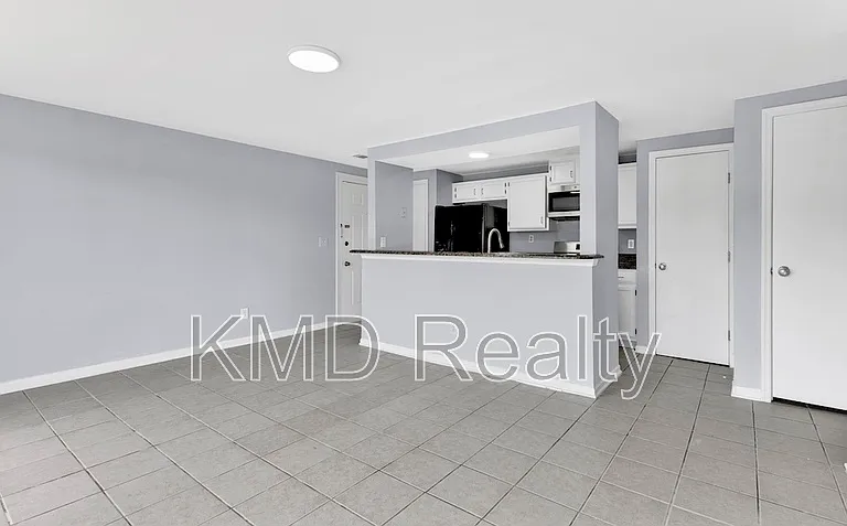 1624 Arlyn Cir #H — Photo 4