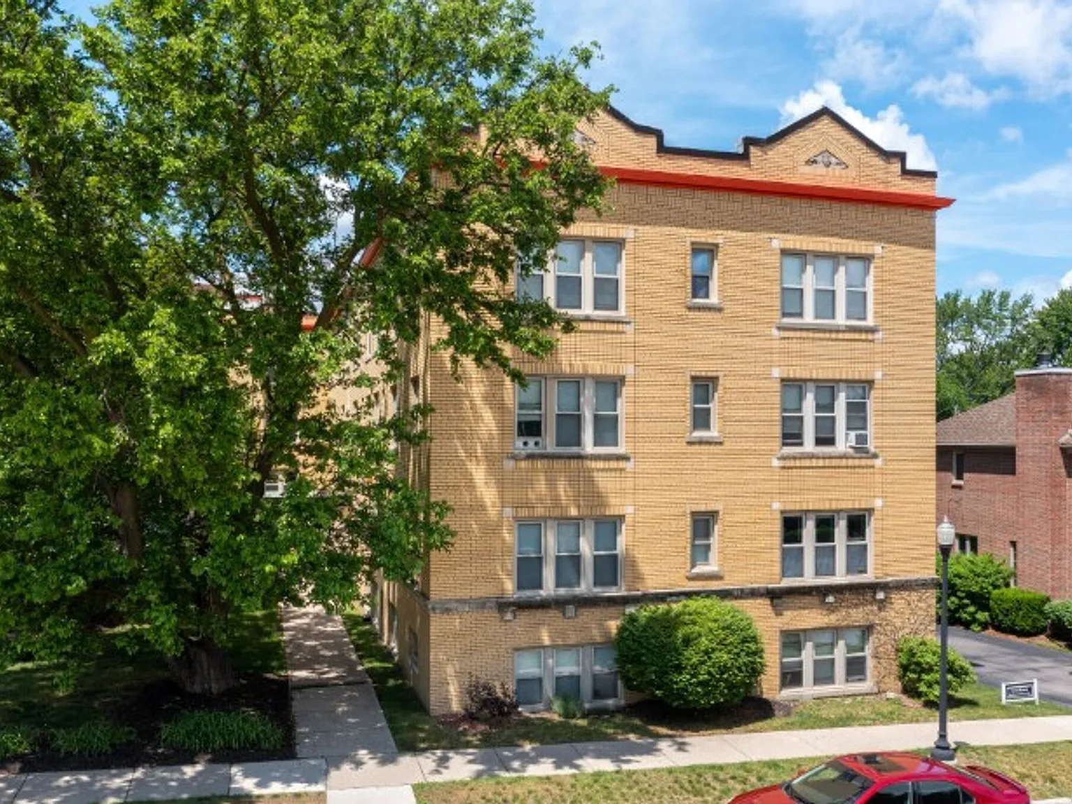 The Oakwood Manor Apartments — Photo 1