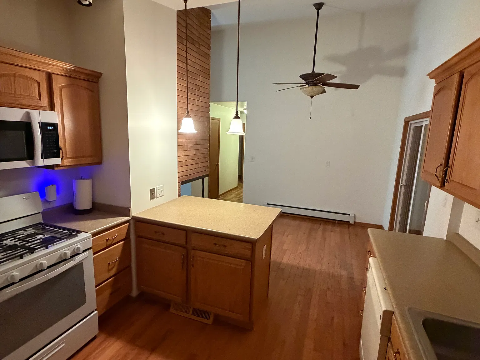 4 bed, 1600 sqft, $2,500 — Photo 4