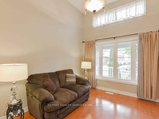 106 Pennyroyal Cres — Photo 4