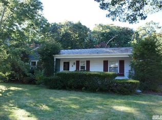 4 Lakeview Dr W, Center Moriches, NY 11934