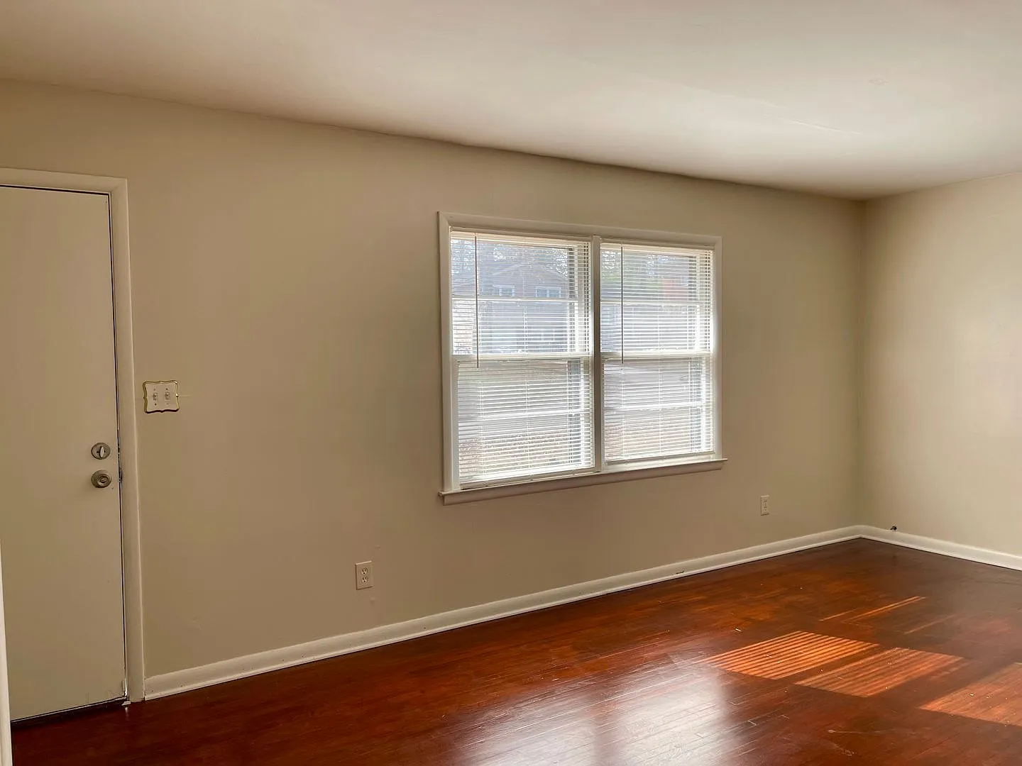 Great 3 Bedroom Mid-Centrury Split Level Home With a Retro Feel!! — Photo 2