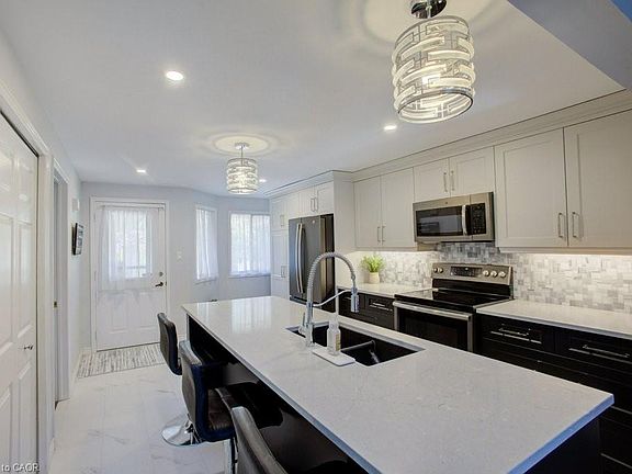 3rd image of 464 Beechwood Pl #3