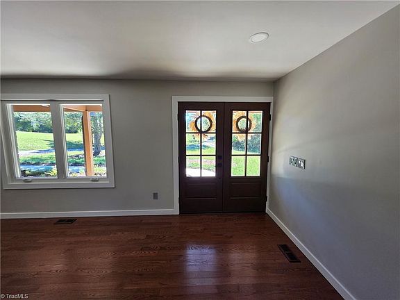 2nd image of 2591 Boomer Rd