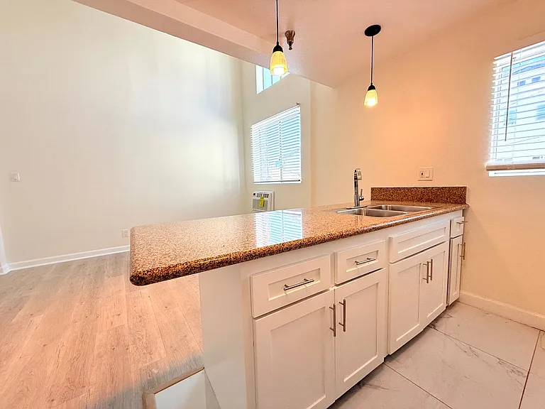 432 N Kingsley Dr. — Photo 5